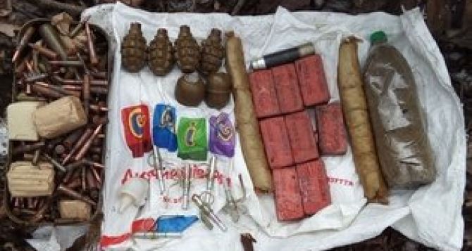 У села Желтое у дороги «Луганск-Лисичанск» обнаружен тайник боеприпасов и взрывчатки. ФОТО