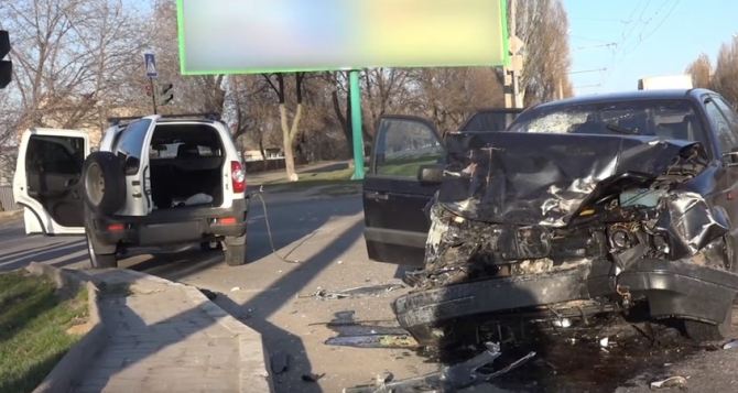 В Луганске на улице Буденного произошло ДТП, два человека госпитализированы. ФОТО