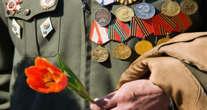 В Луганске начали выплаты ветеранам ко Дню Победы