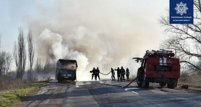 В Лисичанске загорелся автобус, который вез людей с работы. ФОТО