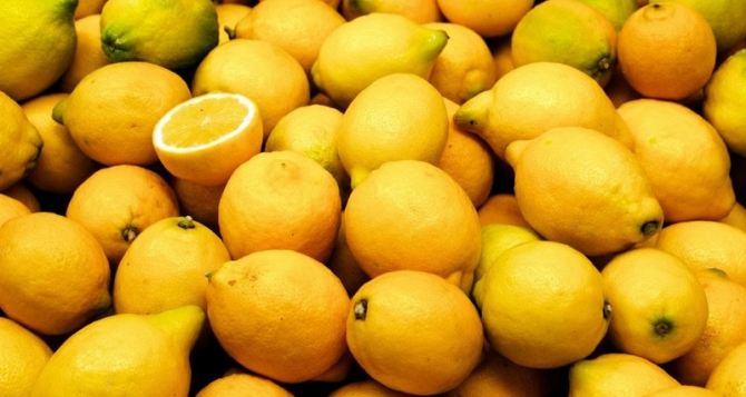 Таможня рассказала по чем в Луганск завозят лимоны