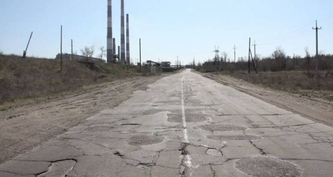 Сегодня начали строить дорогу к Станице Луганской. Закончить обещают к середине июля