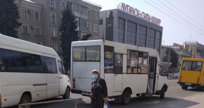 В Луганске обязали жителей носить защитные маски в общественных местах и соблюдать дистанцию 1,5 метра