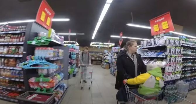 Кто ходит в масках в супермаркетах Луганска. ФОТО