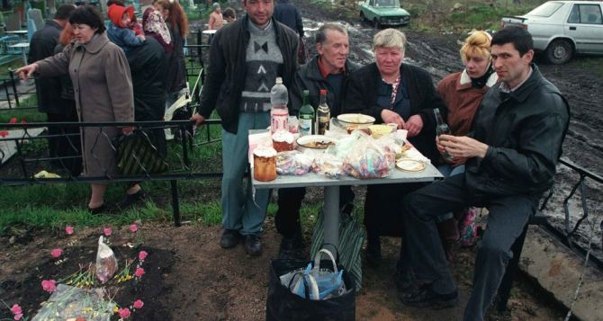 Жителям Луганска рекомендуют отказаться от посещения храмов и кладбищ