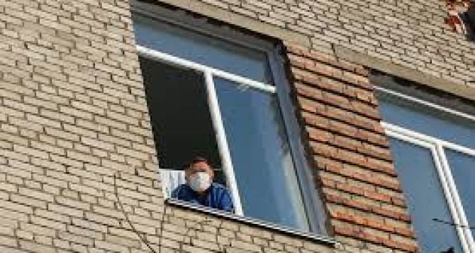 Луганская полиция просит выглядывать в окно людей на самоизоляции. В области таких более тысячи