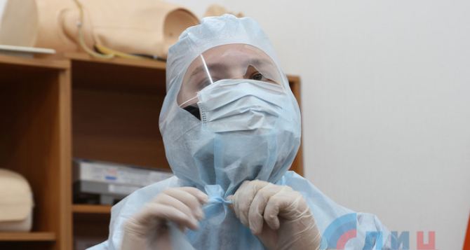 В Луганске озаботились здоровьем врачей скорой помощи и начали их учить использовать средства защиты. ФОТО