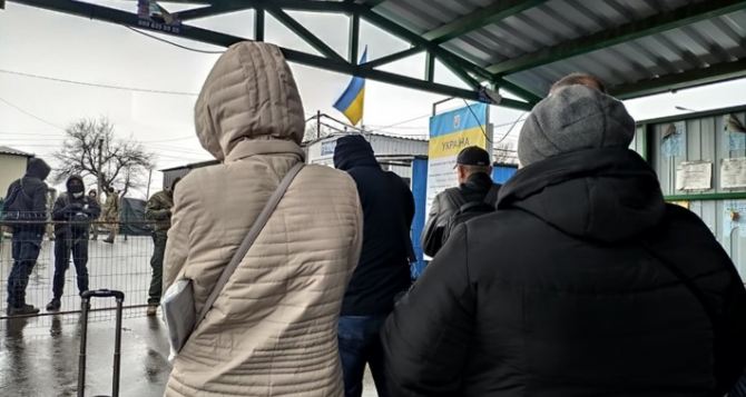Более 200 человек ждут пересечения через КПВВ на Донбассе