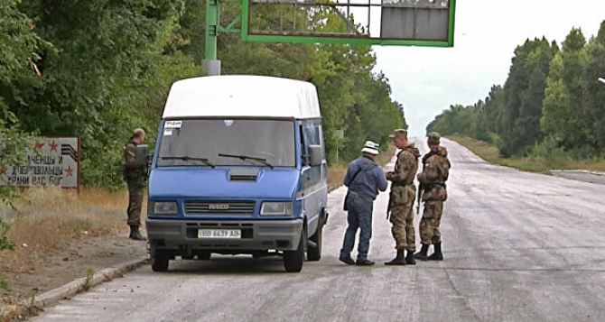 В Луганске и регионе введены усиленные меры безопасности: проверки на въездах в город и патрулирование улиц