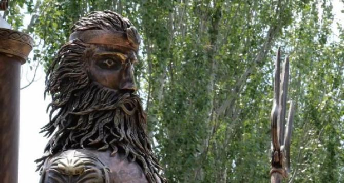 В Луганске установили двухметровую фигуру бога Посейдона