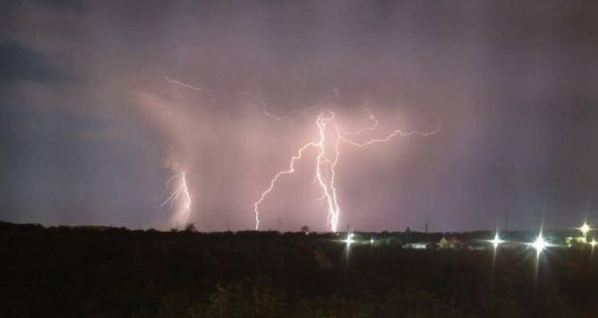 В Луганске объявили штормовое предупреждение: ночью и днем — грозы, ливни, град и шквалы ветра