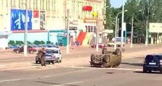 В воскресенье, в центре Луганска перевернулся военный автомобиль