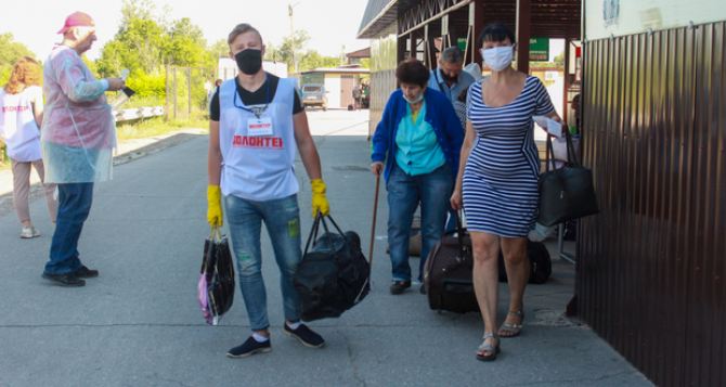 Количество людей на КПВВ «Станица Луганская» растет. Много жителей Донецка