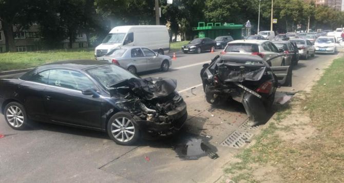 В Харькове крупное ДТП, столкнулись сразу пять автомобилей. Два человека пострадало. ФОТО