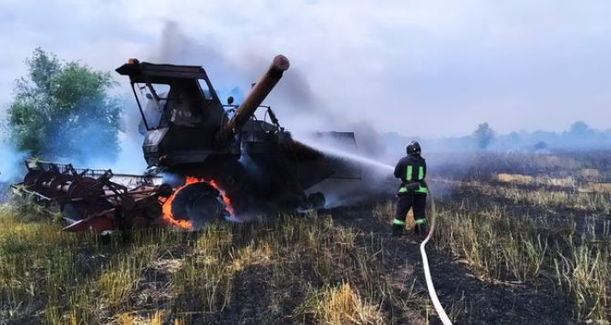 Комбайн загорелся на ходу в пригороде Луганска. ФОТО