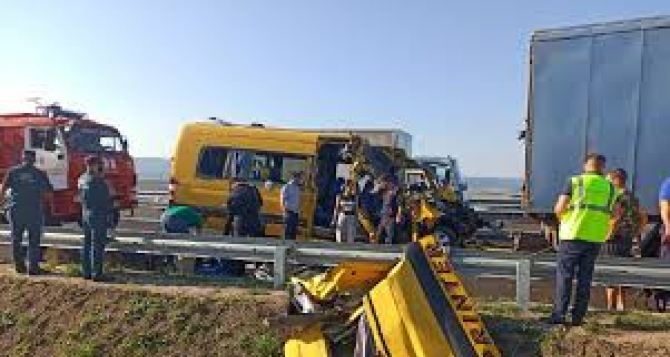 Микроавтобус ехавший из Краснодара в Севастополь врезался в грузовик. Девять погибших