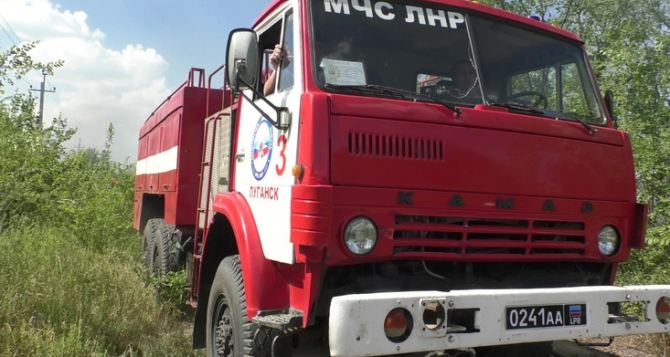 В Луганске тушили сильный пожар в промзоне Камброда
