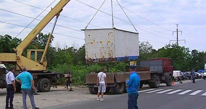 Администрация Луганска убрала пять незаконно установленных киосков в Ленинском районе (видео)