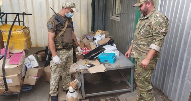 Пограничники на КПВВ «Станица Луганская» незаконно отбирают сигареты и алкоголь у луганчан направляющихся на подконтрольную территорию