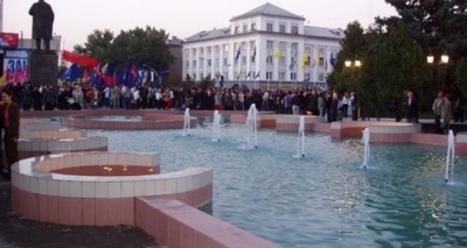 Фонтан на Театральной площади за памятником Ленина окончательно разбили