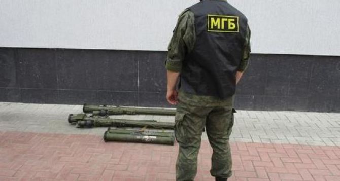У Луганского аэропорта обнаружили тайник с зенитными ракетными комплексами и РПГ. ФОТО