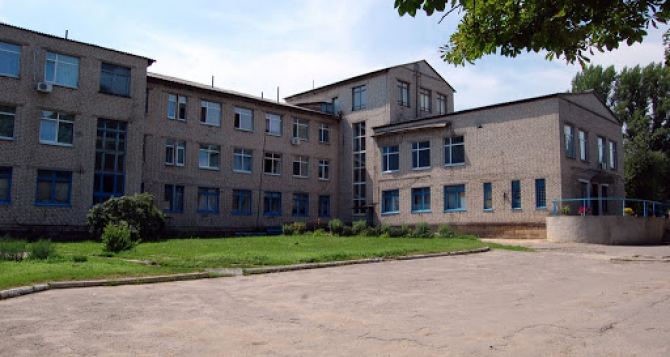 В Славяносербске центральную районную больницу проверяли на взрывчатку, больных коронавирусом выгнали на улицу