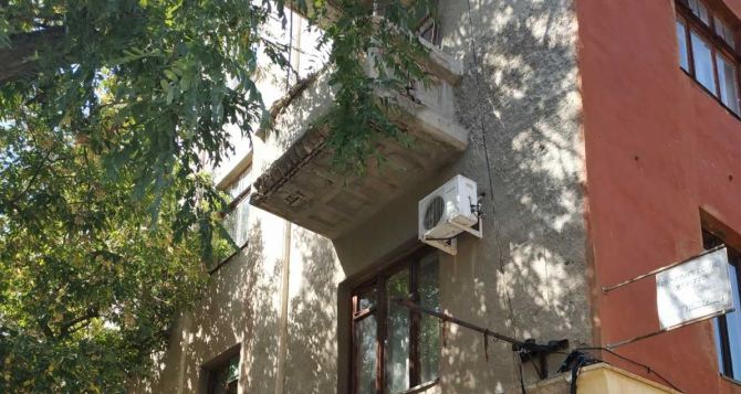 В центре Луганска аварийный балкон угрожает безопасности школьников школы №20. ФОТО. ВИДЕО