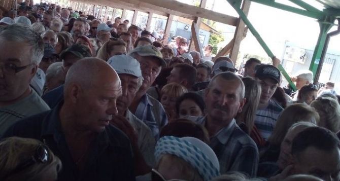 В августе КПВВ «Станица Луганская» пересекло в 3 раза больше людей, чем в июле