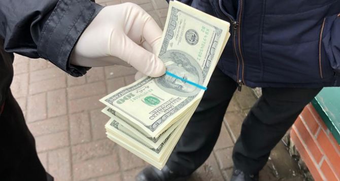 В Луганской области на взятке в 30 тыс. долларов попался следователь СБУ