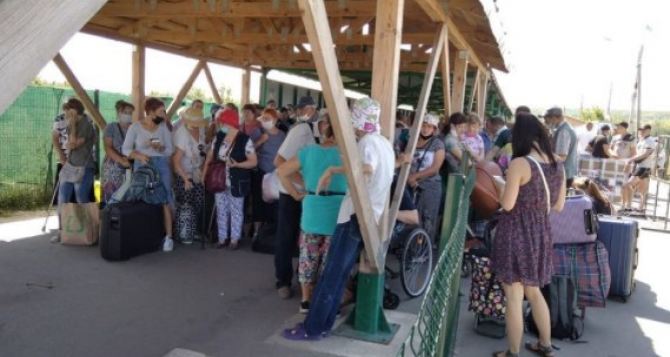 За неделю КПВВ в Станице Луганской смогли пересечь менее 20 тысяч человек