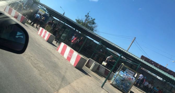 Ограничения введенные Луганском на пересечение КПВВ «Станица Луганская» не уменьшило количество людей на переходе