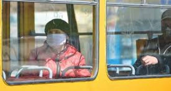В Луганске настоятельно рекомендуют надевать защитные маски в общественном транспорте