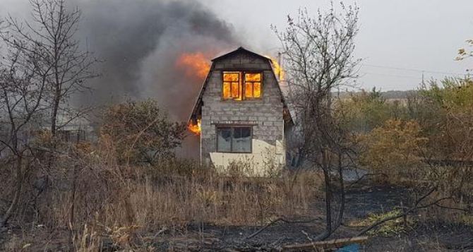 Под Луганском в Большой Вергунке горят дачи. ФОТО
