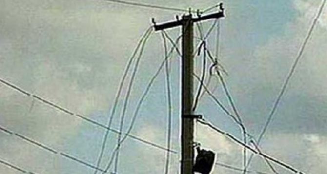 Луганчан просят не трогать оборванные электрические провода. После шторма смогли восстановить только треть порывов ЛЭП