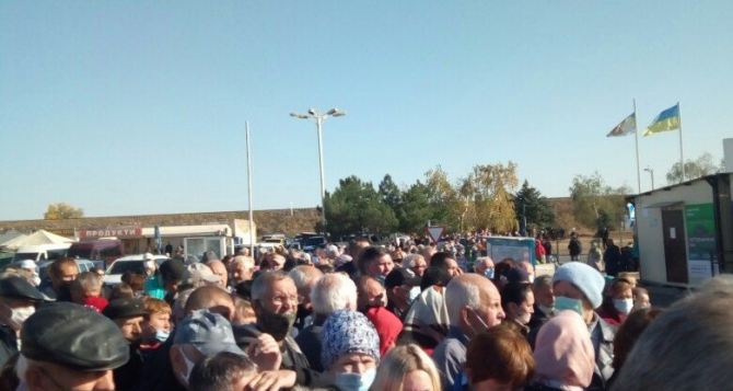 КПВВ «Станица Луганская» работает. Говорят о большой очереди в сторону Луганска. ФОТО