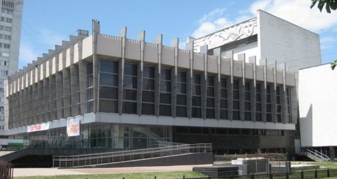 Театр имени Луспекаева приглашает на спектакли в октябре