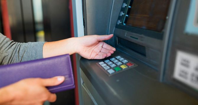Ощадбанк устанавливает дополнительные банкоматы на КПВВ