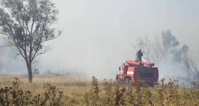 Продолжается борьба с огнем в Станично-Луганском районе