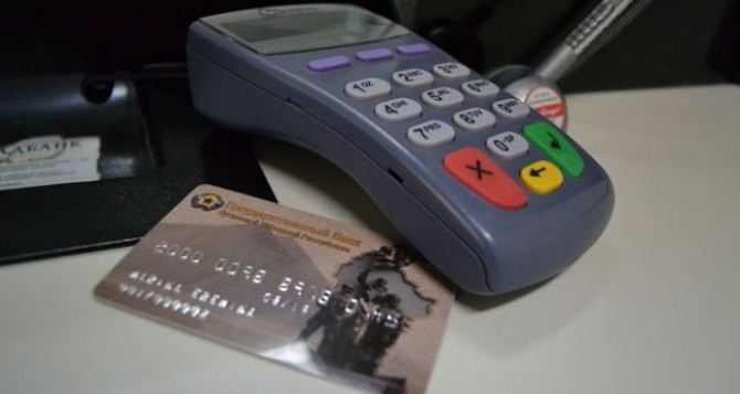 Луганчанам угрожают COVIDом и рекомендуют пользоваться пластиковыми картами местных банков