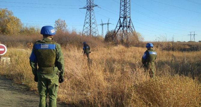 В пригороде Луганска обнаружены фрагменты управляемой ракеты. ФОТО