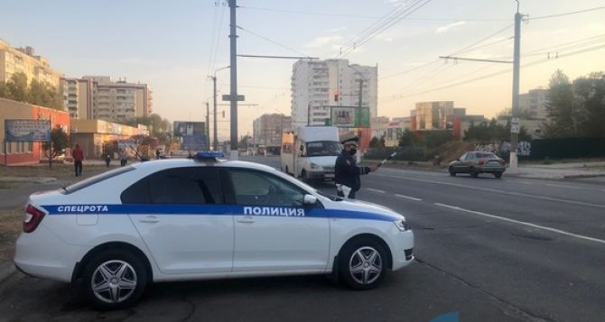 В Луганске СЭС и ГИБДД проверяют соблюдение масочного режима в маршрутках. ФОТО