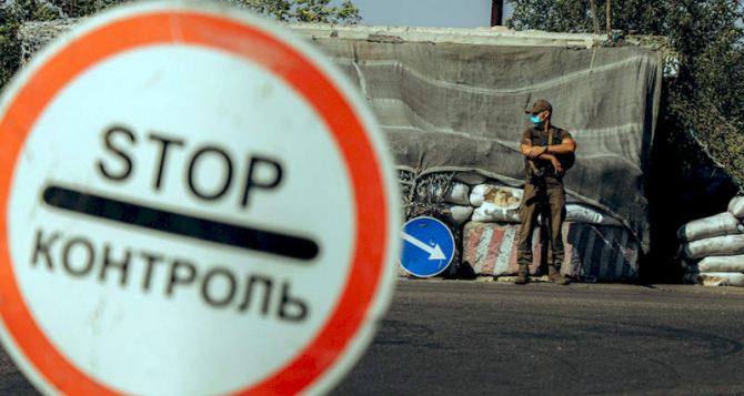Украинские военные устанавливают новый блокпост в районе Золотого