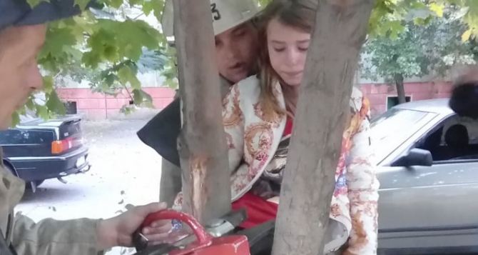 Девятилетняя девочка застряла между веток дерева. Пришлось вызывать спасателей. ФОТО