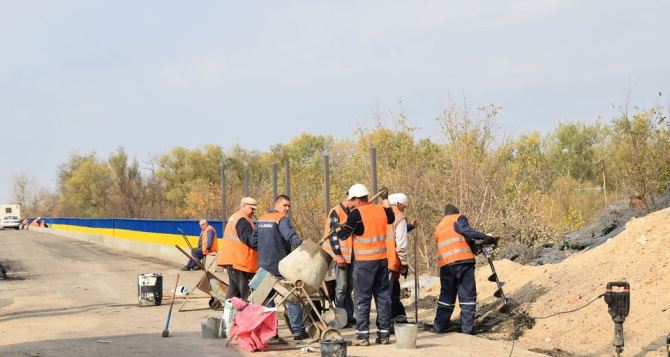 На мосту в Счастье с украинской стороны идут работы по оборудованию КПВВ. ФОТО