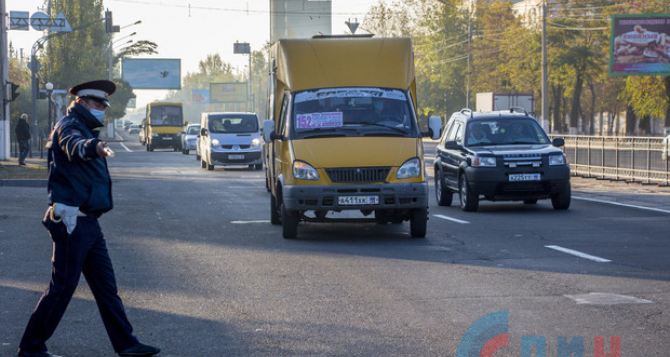 В Луганске полиция из маршруток высаживает людей без масок. ФОТО