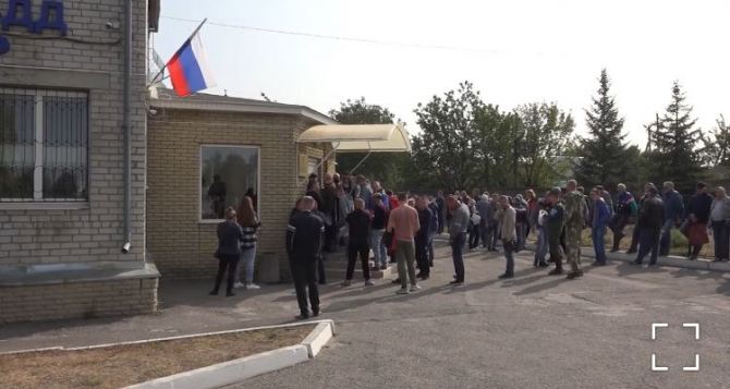 В Луганском МРЭО снова огромные очереди: не хотят платить штрафы за украинские автономера