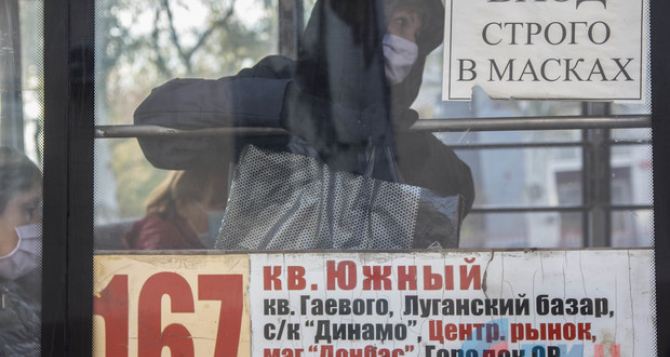 В центре Луганска полиция и СЭС проверяют маршрутки. Пассажиров без масок высаживают, водителей-штрафуют. ФОТО