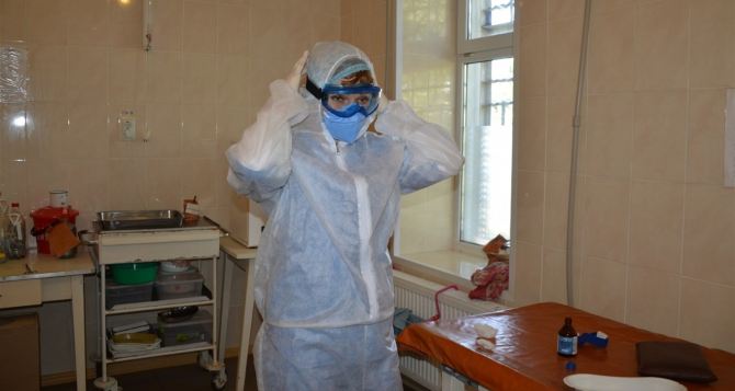 Врачи зараженные коронавирусом продолжают лечить пациентов в Северодонецке