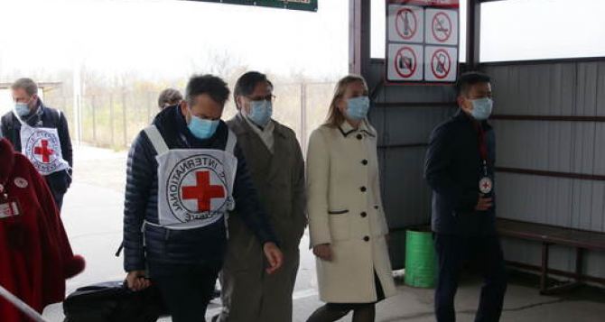 Президент Международного Комитета Красного Креста пересек КПВВ «Станица Луганская» и едет в Луганск