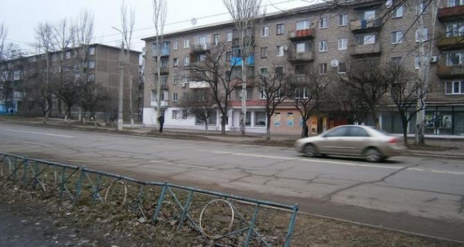 В Алчевске возле подъезда жилого дома подорвался пенсионер